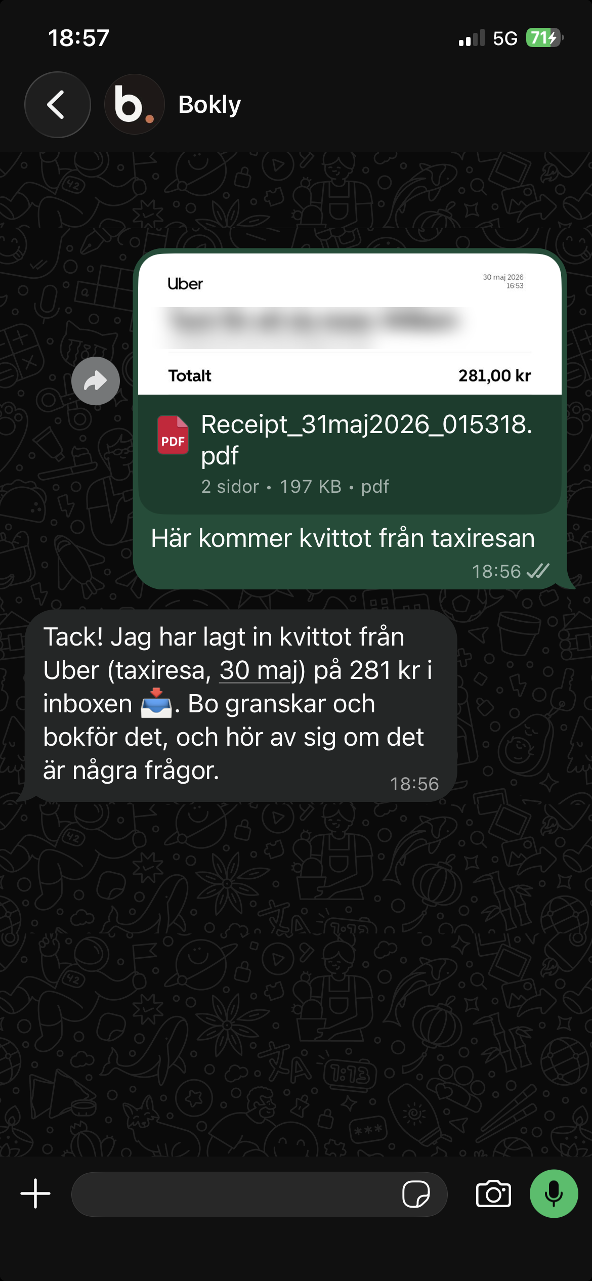 Ett Uber-kvitto på 281 kr vidarebefordrat till Bokly i WhatsApp med texten "Här kommer kvittot från taxiresan", och Boklys svar: kvittot är inlagt i inboxen, och redovisningskonsulten granskar, bokför och hör av sig om något är oklart.